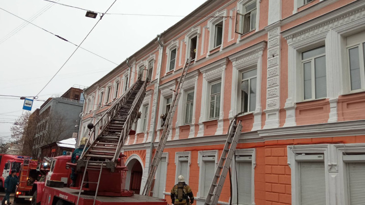 Старинный дом загорелся в центре Нижнего Новгорода, есть пострадавшие