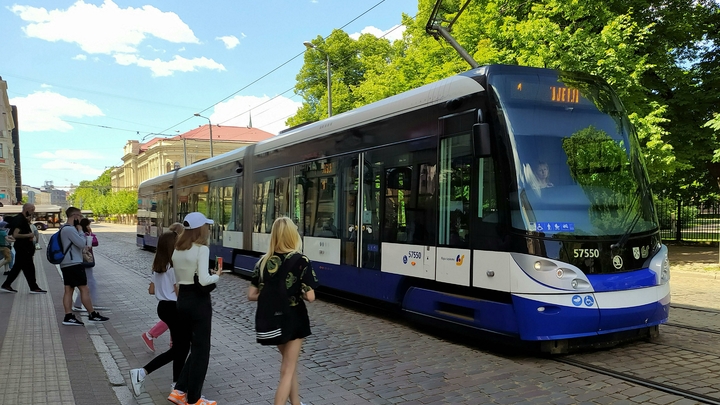 В Екатеринбурге мать пятерых детей травмировало дверями в трамвае