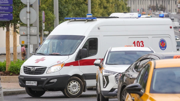 В Москве автомобиль влетел в толпу людей на зебре
