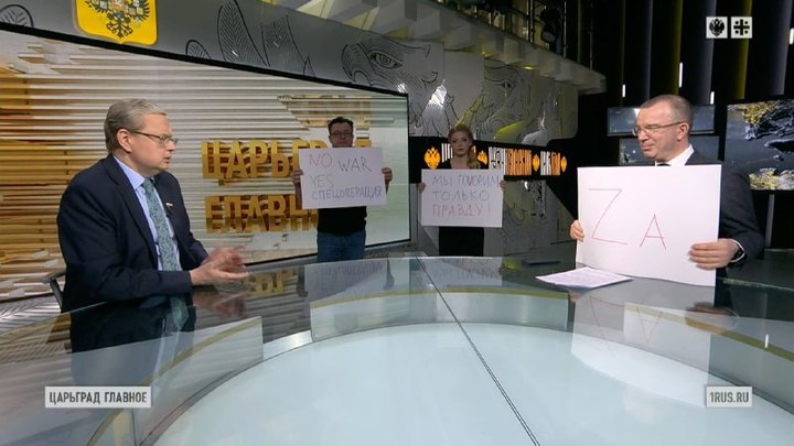 Акция с плакатом на Первом повторилась в прямом эфире: Za