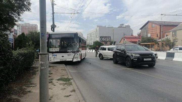 В Ростове-на-Дону на проспекте Стачки произошло массовое ДТП