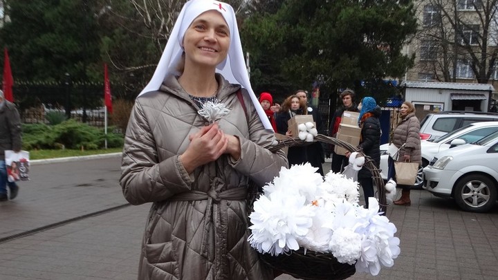 Акция Белый цветок в Краснодаре: Школьники стали меценатами