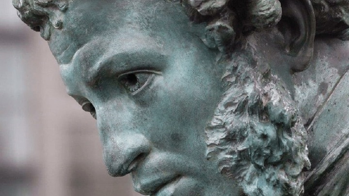 Украинские власти снесли памятник Пушкину в Запорожье