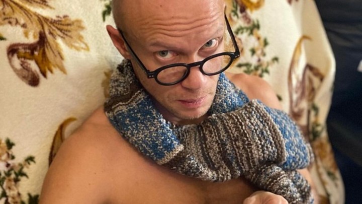 Изможденный Дмитрий Хрусталев показал, чем занимается после выписки из клиники Санкт-Петербурга