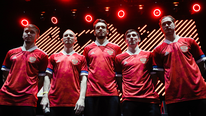 С поднятыми руками: Adidas объяснил, как правильно смотреть на форму футбольной сборной России