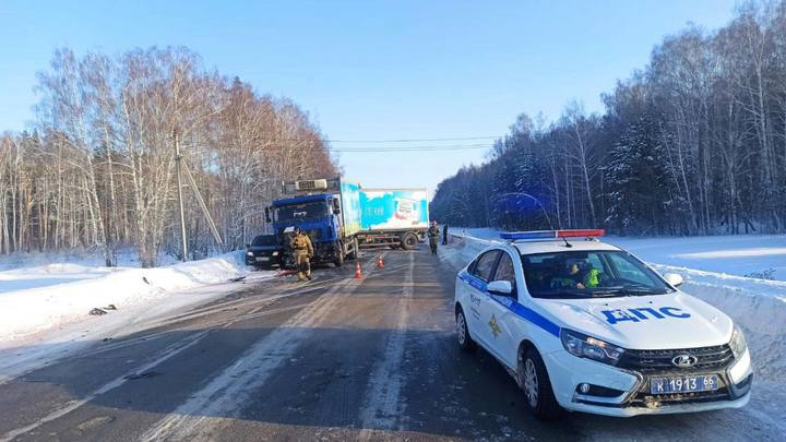 Трассу Екатеринбург – Тюмень перекрыли из-за смертельного ДТП с грузовиком