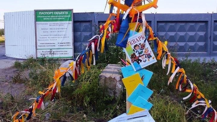 «Завтраки» вместо детских садов и дорог: В Шушарах обещаниями чиновников украсили столб позора