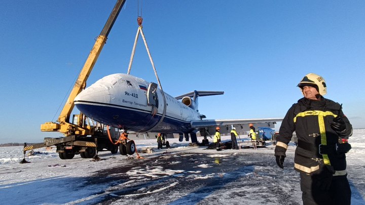 В челябинском аэропорту со взлетной полосы эвакуировали самолет с поврежденным шасси
