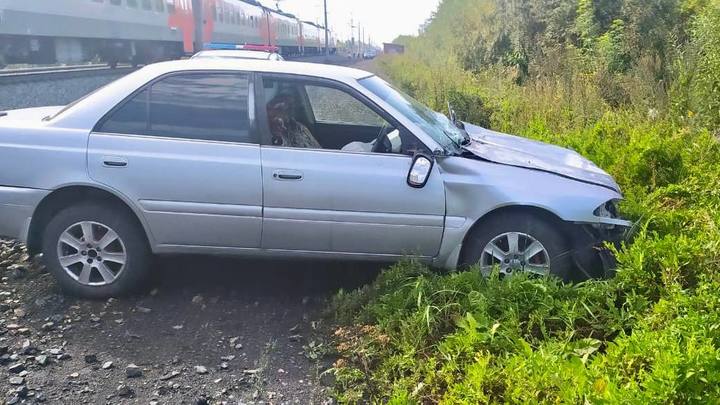 В Новосибирской области человек погиб после столкновения Toyota с поездом