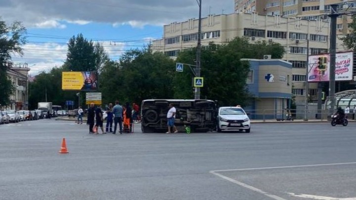 Лада пролетела на красный и опрокинула УАЗ на Московском шоссе в Самаре