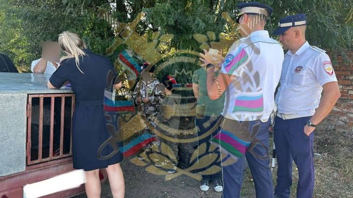 На Кубани нерадивая мать повезла детей в клетке с собакой за плохое поведение
