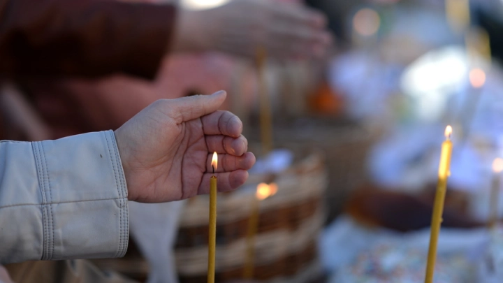 Креста на них нет. Цыгане на кладбище крали еду с могил и пили спиртное. Очевидцы вызвали полицию