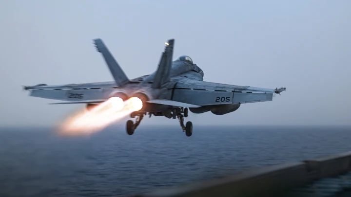 Sohu: Авианосец США Harry S. Truman с позором покинул акваторию Красного моря