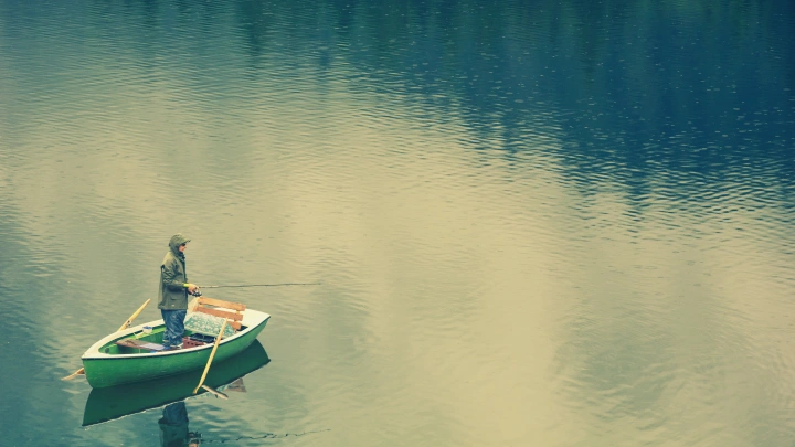 Латвийский рыбак случайно заплыл в Россию на Псковском озере