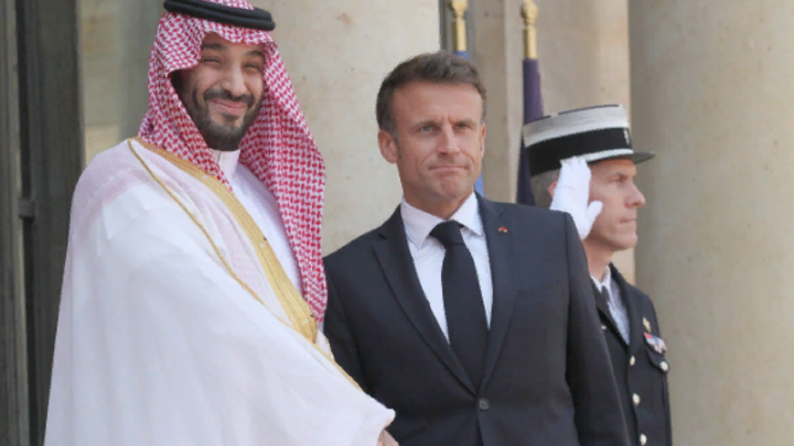 Макрон без камер обратился к саудовскому принцу. В Елисейском дворце всё равно слили