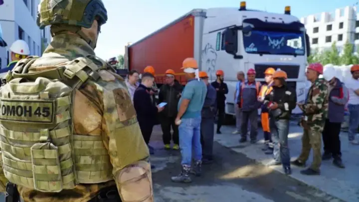 Я в домике: в Зауралье мигранты прятались от силовиков на стройках