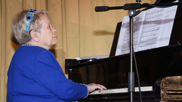 Александра Пахмутова держится стойко, но готовит для себя место на кладбище