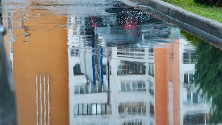 Без акваланга не пройти. В Подмосковье жалуются на затопление дворов и подвалов