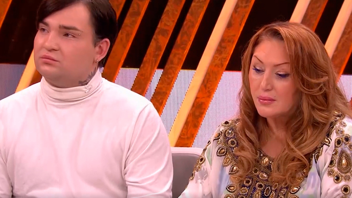 54-летняя учитель музыки и её 23-летний сын-муж ждут ребёнка