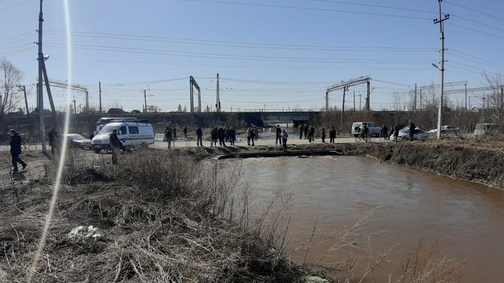 Люди несут игрушки и цветы к месту обнаружения погибшего под Новосибирском мальчика
