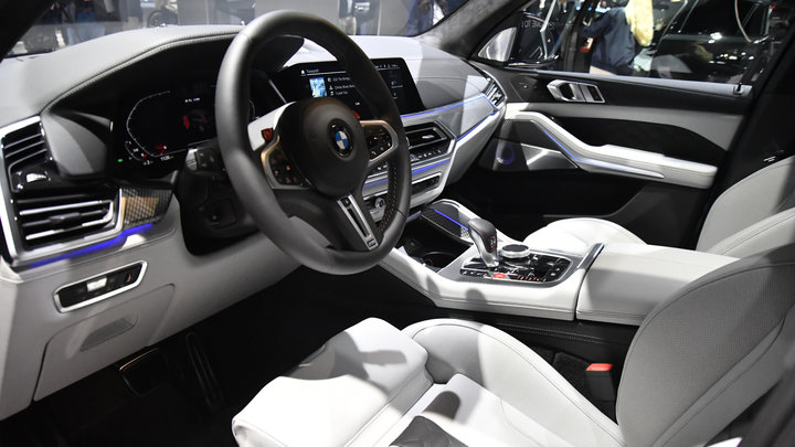 Житель Новосибирска два года ищет поджигателей BMW за 6 млн рублей