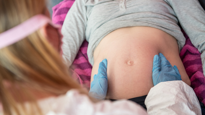 Мамочка начнёт задыхаться и...: Акушерка объяснила опасность родов в маске