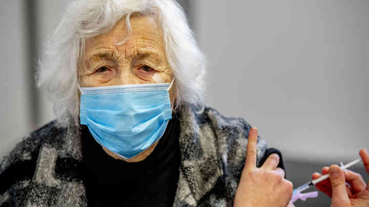 Умерли уже через сутки: В Нидерландах оплакивают 15 стариков, скончавшихся после прививки от COVID