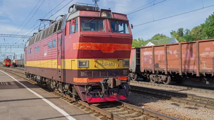 Столкновение поездов в Забайкалье: 10 вагонов сошли, движение встало