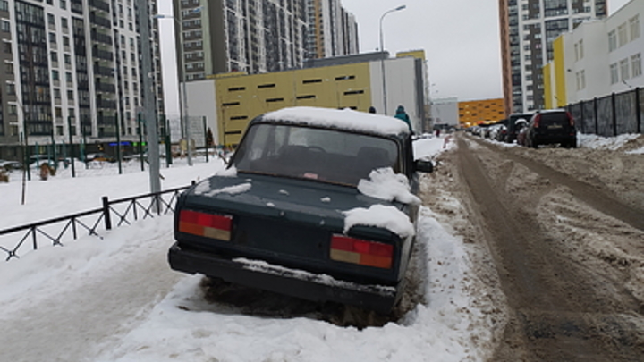 Во дворах Екатеринбурга начали массово эвакуровать машины нарушителей парковки
