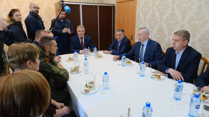 Губернатор Новосибирской области встретился с участником СВО