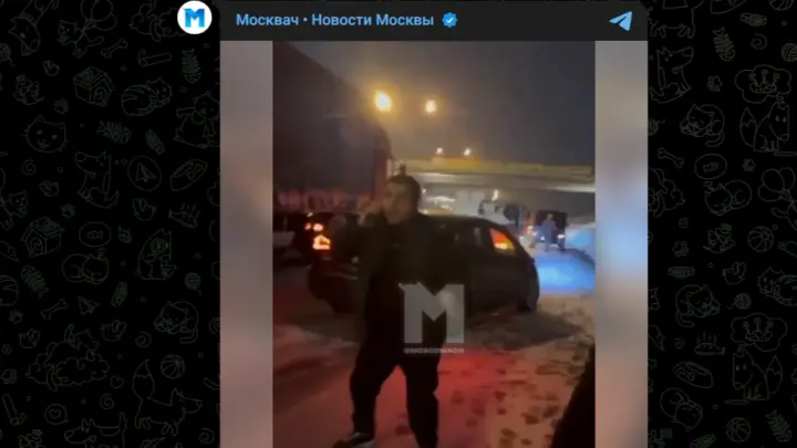 В Подмосковье люди отошли от машин за секунду до того, как в них влетело авто