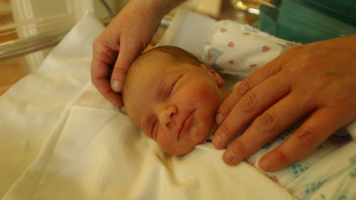 Коронавирус убил уже троих младенцев. Врач из США настаивает на неуязвимости крох