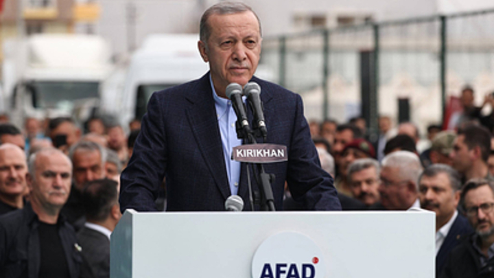 По случаю Дня матери: Эрдоган после голосования на выборах главы Турции раздавал деньги детям