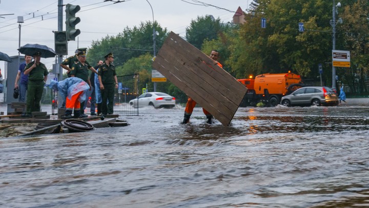 На Кубани залповый дождь подтопил подвалы многоэтажек и приусадебные участки