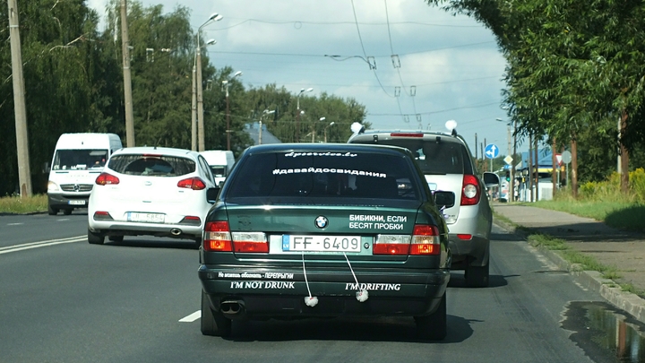 Туристы возвращаются с курортов Краснодарского края, преодолевая километровые пробки