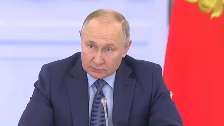 Путин на Госсовете поручил создать единые правила по зарплате учителей