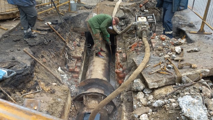 Прорвало трубу: в Краснодаре 70 домов и 10 соцобъектов остались без воды