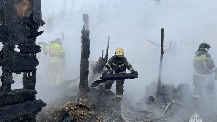В Новосибирске загорелись три частных дома в Ленинском районе