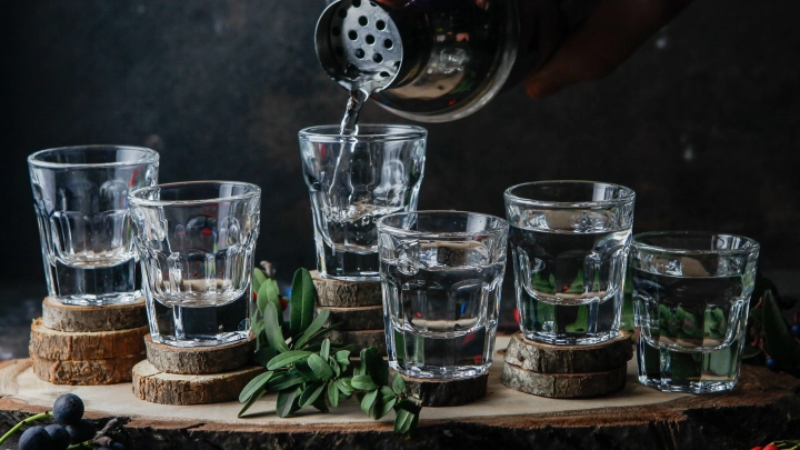 Отравление суррогатным алкоголем в Ленобласти: Подозреваются пенсионер и воспитательница детского сада