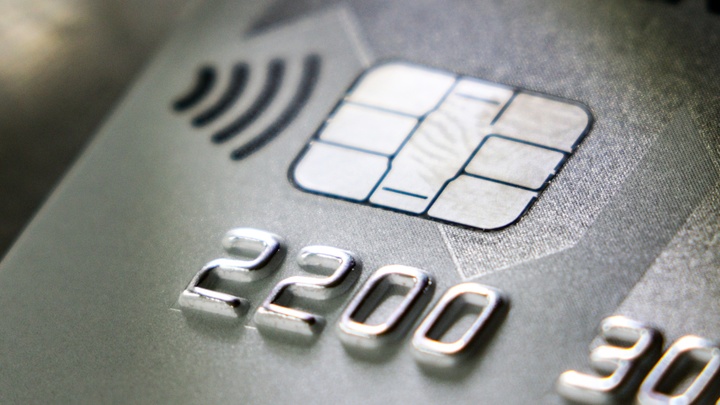 Воспитательница детского сада лишилась 630 тысяч, опасаясь за банковские счета