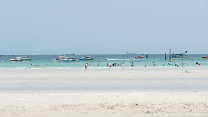 Тело неизвестного мужчины в чёрной футболке вынесло на пляж в Таиланде