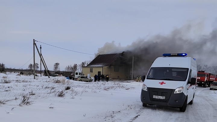 В Новосибирской области судебный пристав спас из пожара семью с двумя детьми