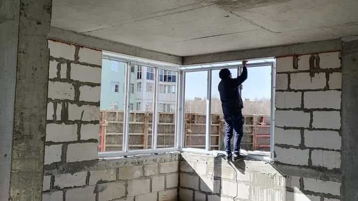 На нижегородском долгострое ЖК Квартал Европейский рабочие начали устанавливать окна