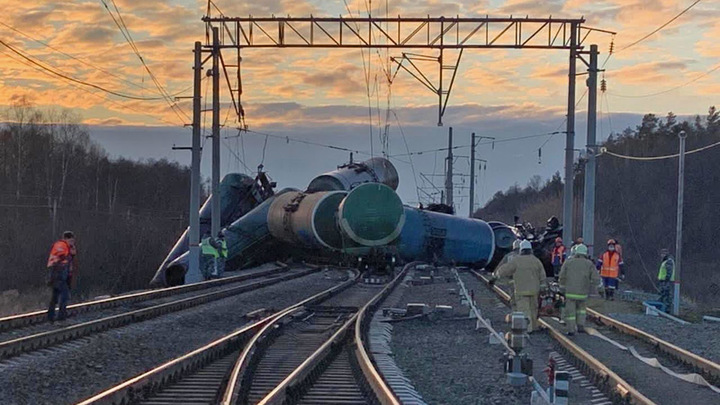 В Камешково два железнодорожника получили приговор за сход вагонов с мазутом на станции Новки-1