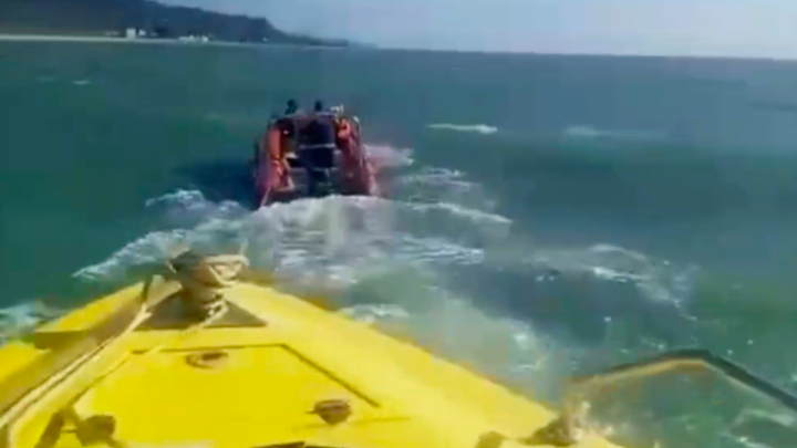 В Сочи катер с пятью моряками застрял у берега в сильный шторм