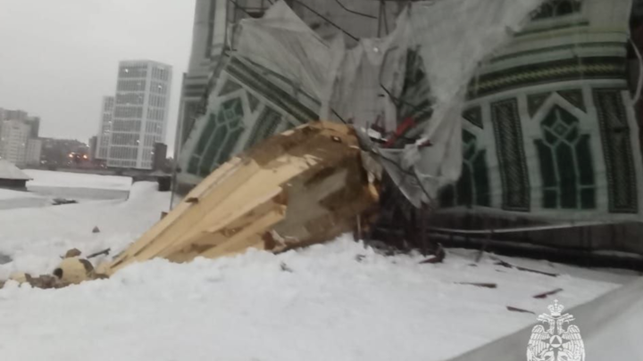 Появилось видео падения купола минарета в Уфе
