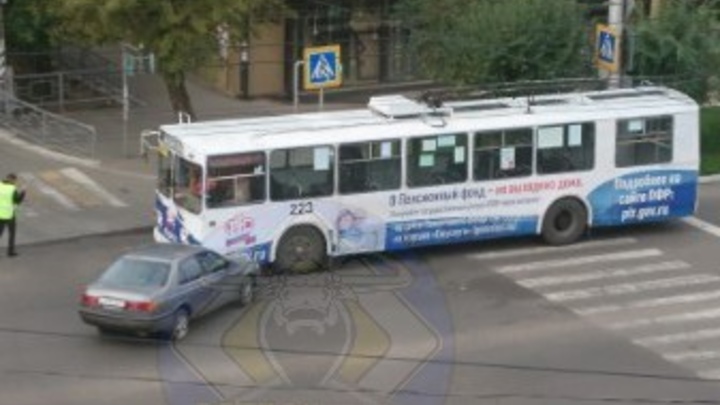 Пьяный водитель иномарки въехал в троллейбус в центре Читы