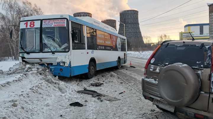 В Новосибирске водитель внедорожника погиб в аварии с пассажирским автобусом