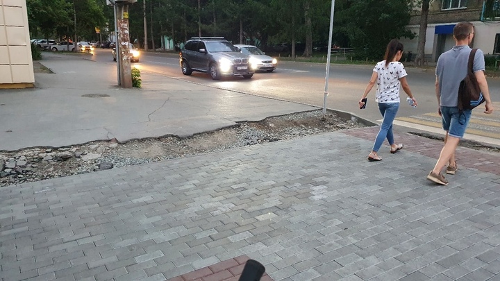 В Челябинске дорожники оставили недоделки на перекрестке в центре