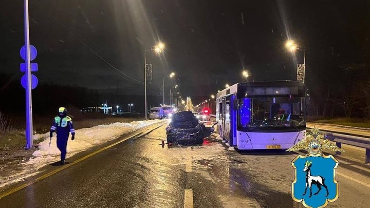 В Самаре Opel вспыхнул после столкновения с автобусом. Погиб мужчина